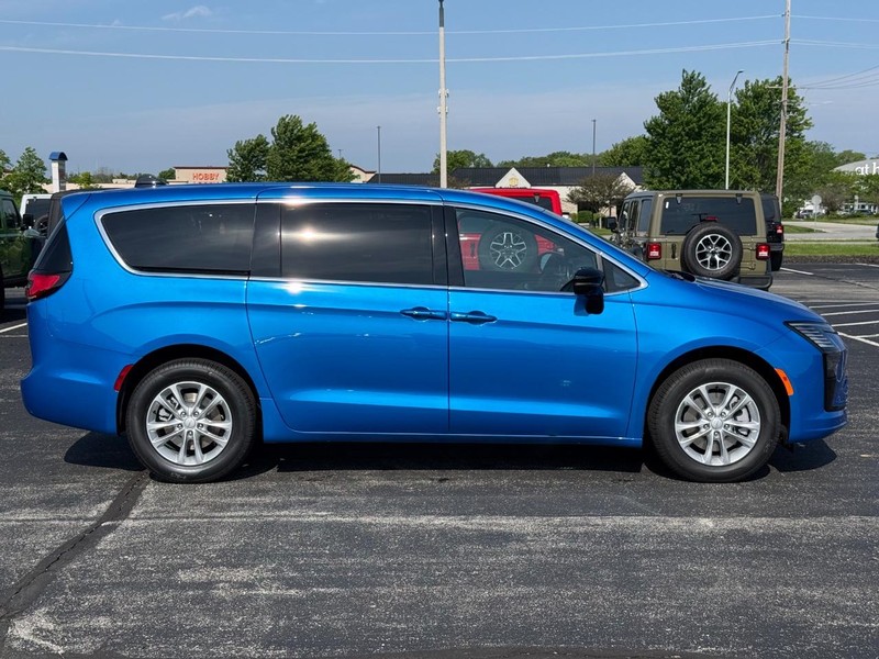 Chrysler Pacifica Vehicle Full-screen Gallery Image 2