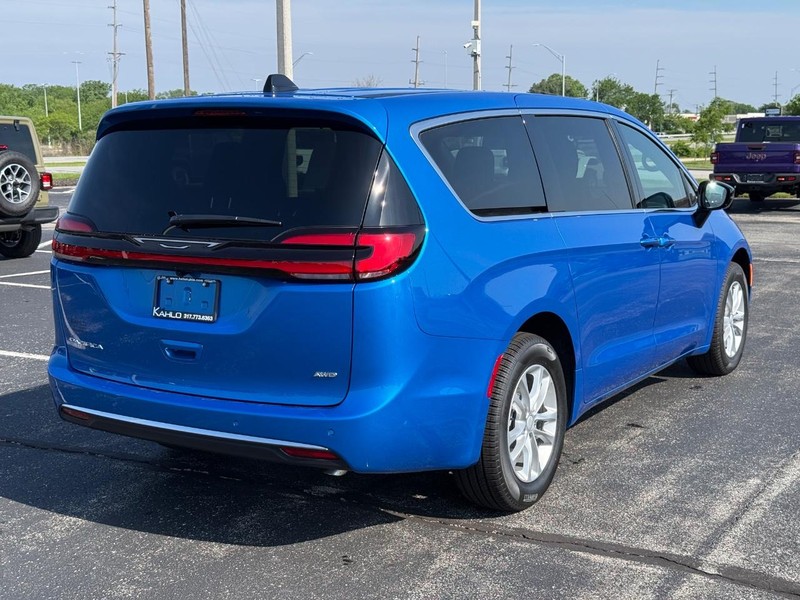 Chrysler Pacifica Vehicle Full-screen Gallery Image 3