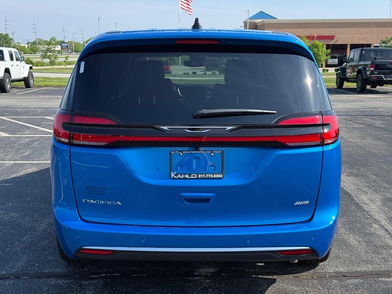 Chrysler Pacifica Vehicle Full-screen Gallery Image 4