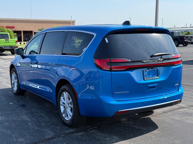 Chrysler Pacifica Vehicle Full-screen Gallery Image 5