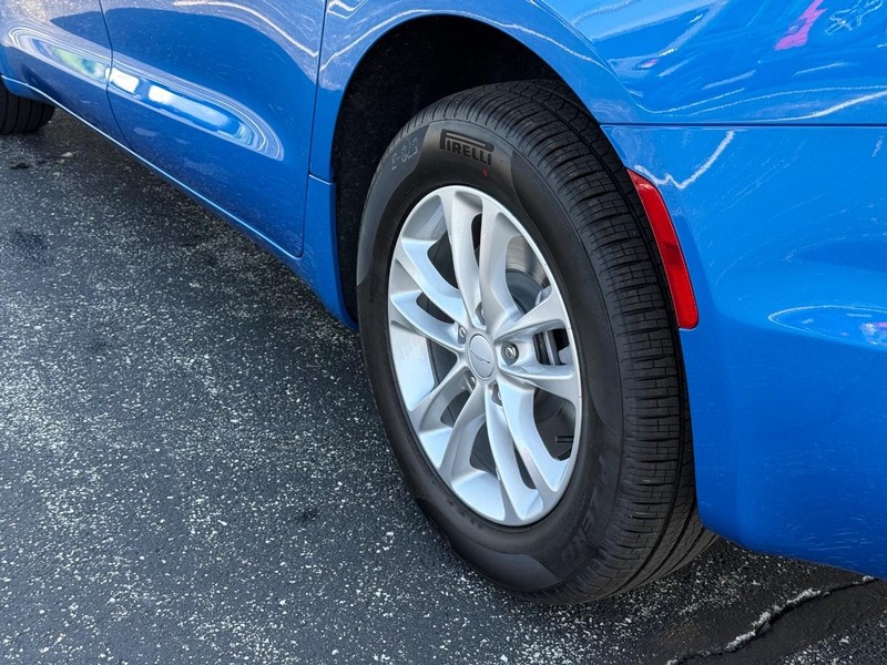 Chrysler Pacifica Vehicle Full-screen Gallery Image 6