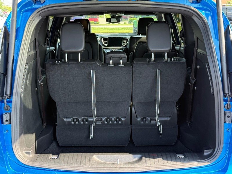 Chrysler Pacifica Vehicle Full-screen Gallery Image 7