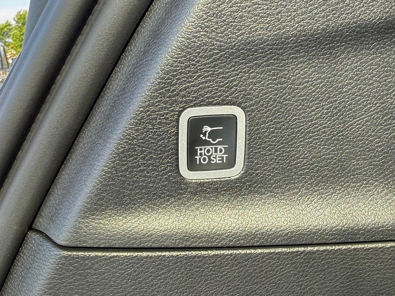 Chrysler Pacifica Vehicle Full-screen Gallery Image 8