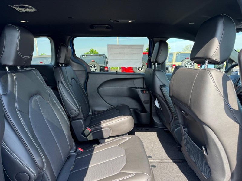 Chrysler Pacifica Vehicle Full-screen Gallery Image 11