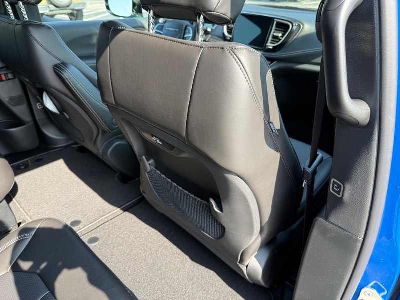 Chrysler Pacifica Vehicle Full-screen Gallery Image 12
