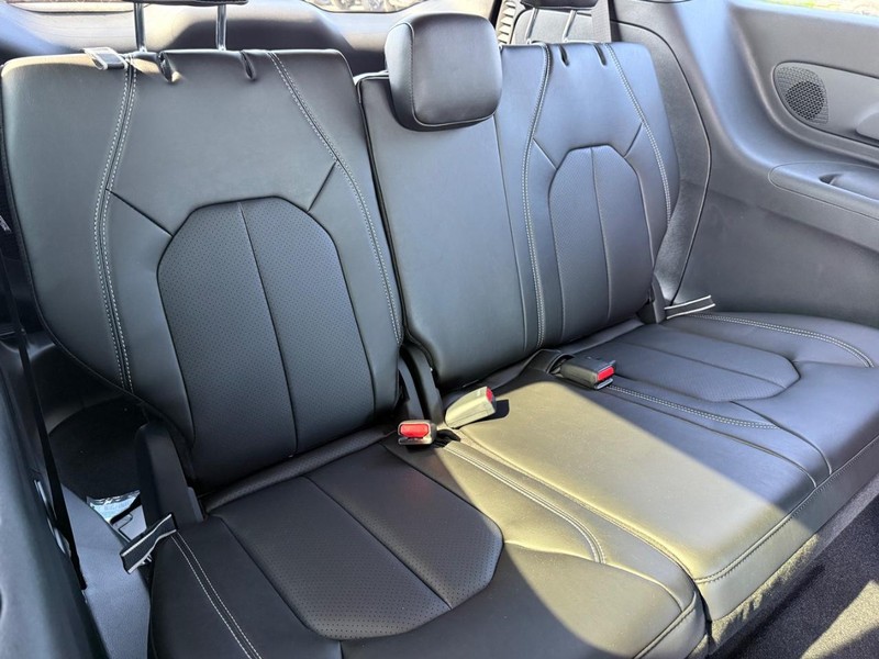 Chrysler Pacifica Vehicle Full-screen Gallery Image 13