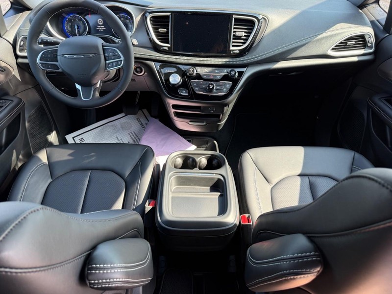 Chrysler Pacifica Vehicle Full-screen Gallery Image 14