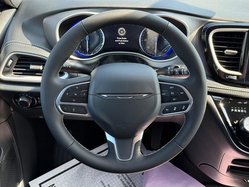 Chrysler Pacifica Vehicle Full-screen Gallery Image 15