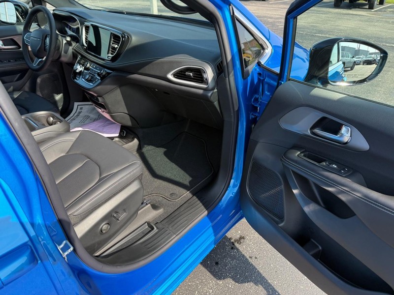Chrysler Pacifica Vehicle Full-screen Gallery Image 16