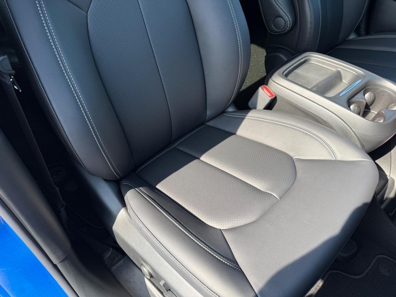 Chrysler Pacifica Vehicle Full-screen Gallery Image 17