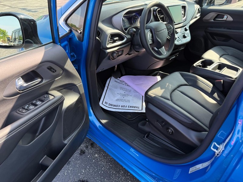 Chrysler Pacifica Vehicle Full-screen Gallery Image 18