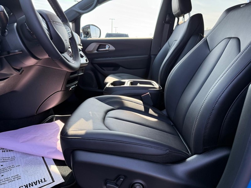 Chrysler Pacifica Vehicle Full-screen Gallery Image 19