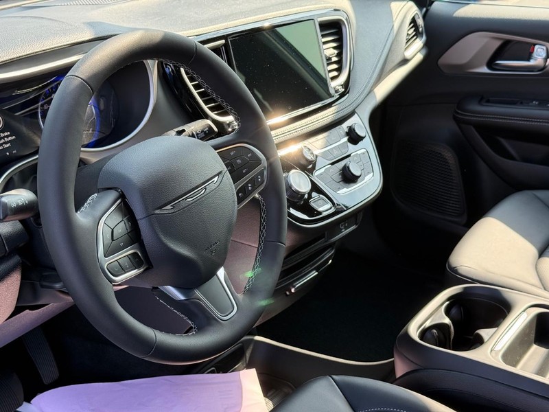 Chrysler Pacifica Vehicle Full-screen Gallery Image 20