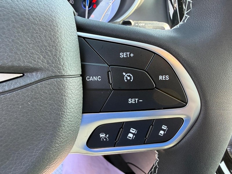 Chrysler Pacifica Vehicle Full-screen Gallery Image 22