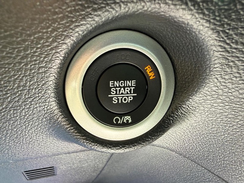 Chrysler Pacifica Vehicle Full-screen Gallery Image 23