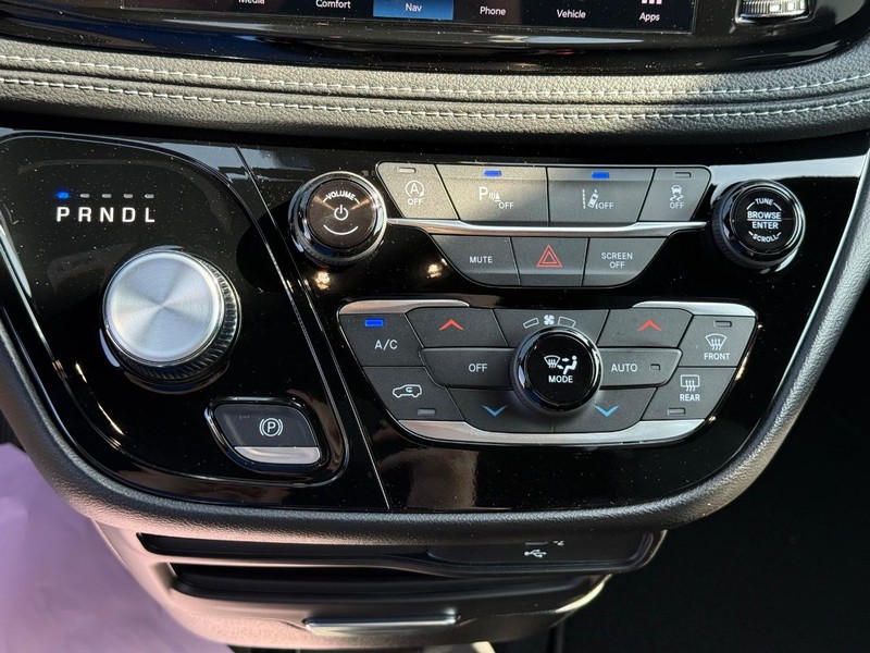 Chrysler Pacifica Vehicle Full-screen Gallery Image 26
