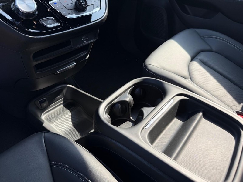 Chrysler Pacifica Vehicle Full-screen Gallery Image 27