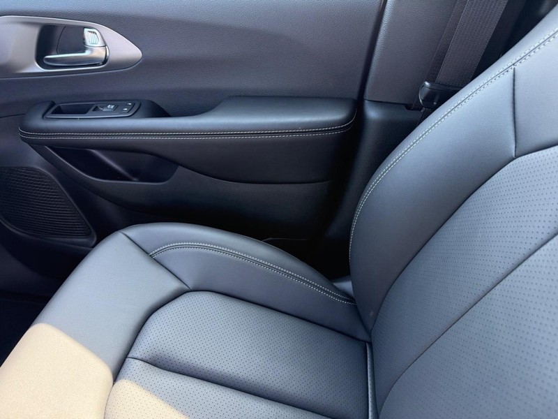 Chrysler Pacifica Vehicle Full-screen Gallery Image 28