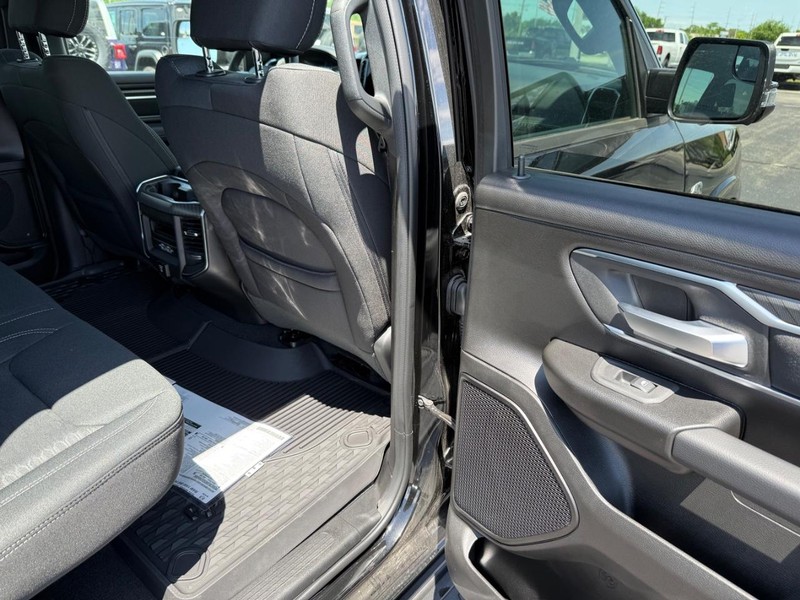 Ram 1500 Vehicle Full-screen Gallery Image 11