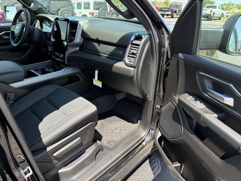 Ram 1500 Vehicle Full-screen Gallery Image 14