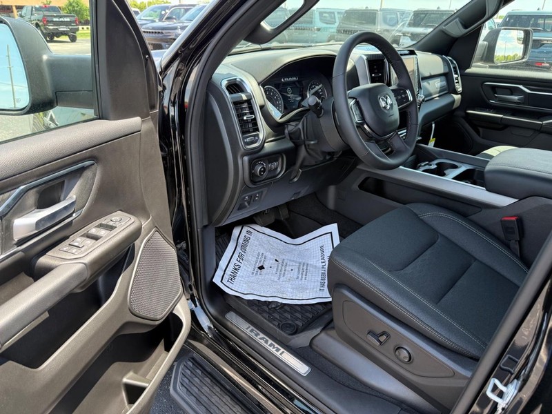 Ram 1500 Vehicle Full-screen Gallery Image 16