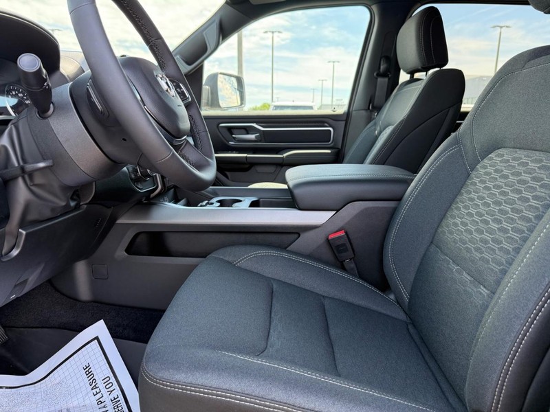 Ram 1500 Vehicle Full-screen Gallery Image 17