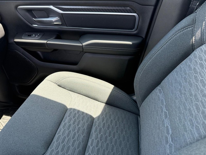 Ram 1500 Vehicle Full-screen Gallery Image 25