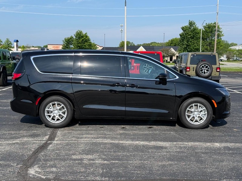 Chrysler Pacifica Vehicle Full-screen Gallery Image 2