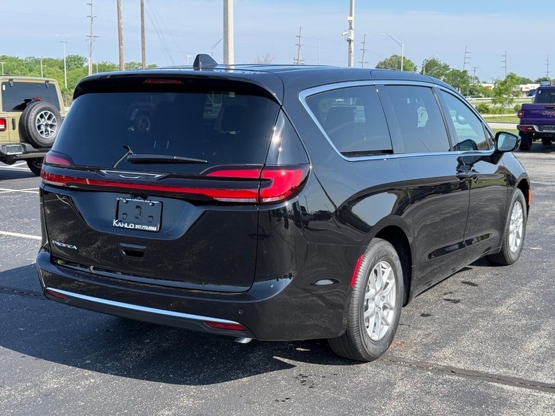 Chrysler Pacifica Vehicle Full-screen Gallery Image 3