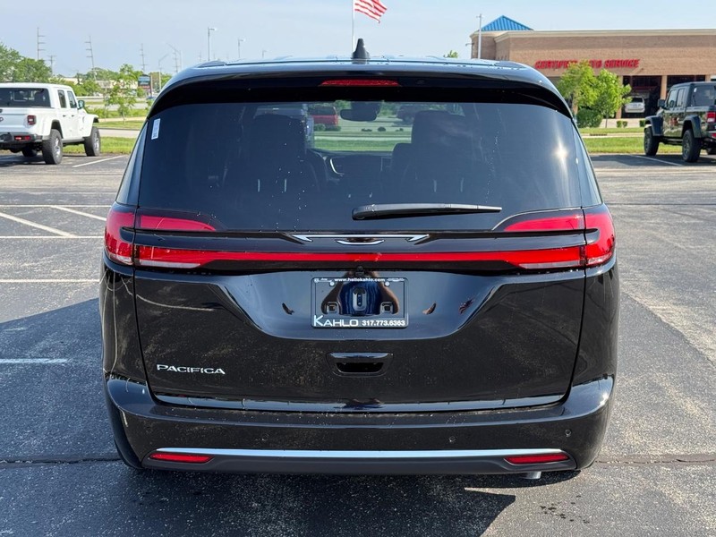 Chrysler Pacifica Vehicle Full-screen Gallery Image 4
