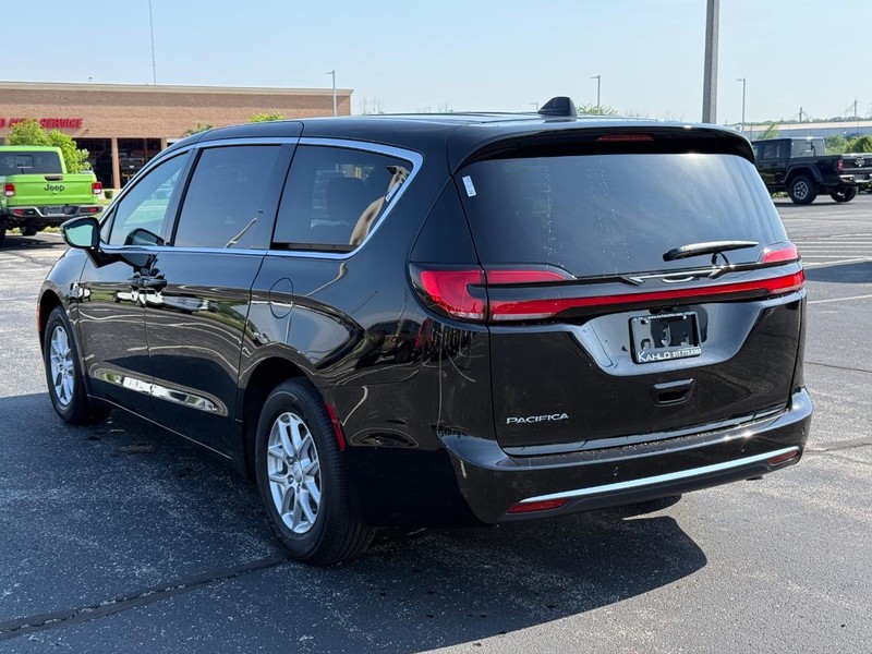 Chrysler Pacifica Vehicle Full-screen Gallery Image 5