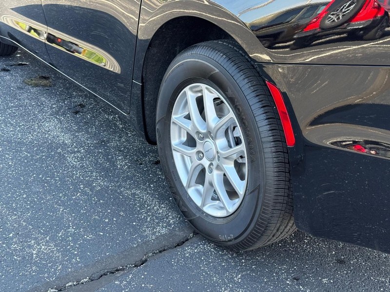 Chrysler Pacifica Vehicle Full-screen Gallery Image 6