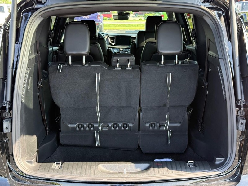 Chrysler Pacifica Vehicle Full-screen Gallery Image 7