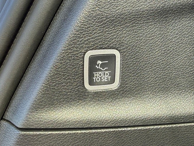Chrysler Pacifica Vehicle Full-screen Gallery Image 8