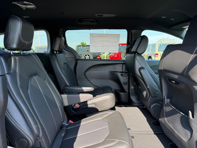 Chrysler Pacifica Vehicle Full-screen Gallery Image 11