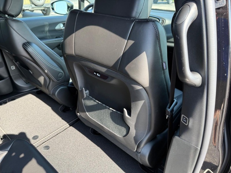 Chrysler Pacifica Vehicle Full-screen Gallery Image 12
