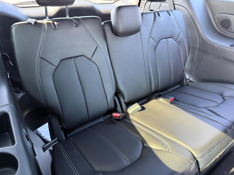 Chrysler Pacifica Vehicle Full-screen Gallery Image 13