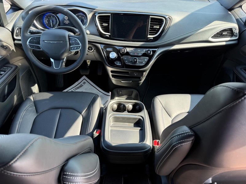 Chrysler Pacifica Vehicle Full-screen Gallery Image 14