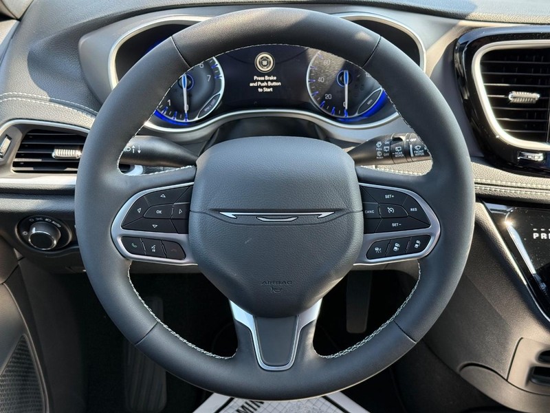 Chrysler Pacifica Vehicle Full-screen Gallery Image 15