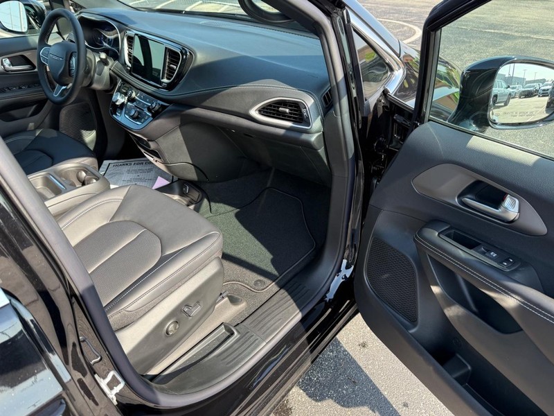 Chrysler Pacifica Vehicle Full-screen Gallery Image 16