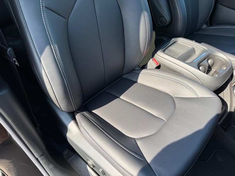 Chrysler Pacifica Vehicle Full-screen Gallery Image 17