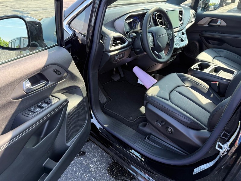 Chrysler Pacifica Vehicle Full-screen Gallery Image 18