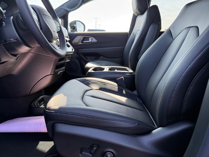 Chrysler Pacifica Vehicle Full-screen Gallery Image 19