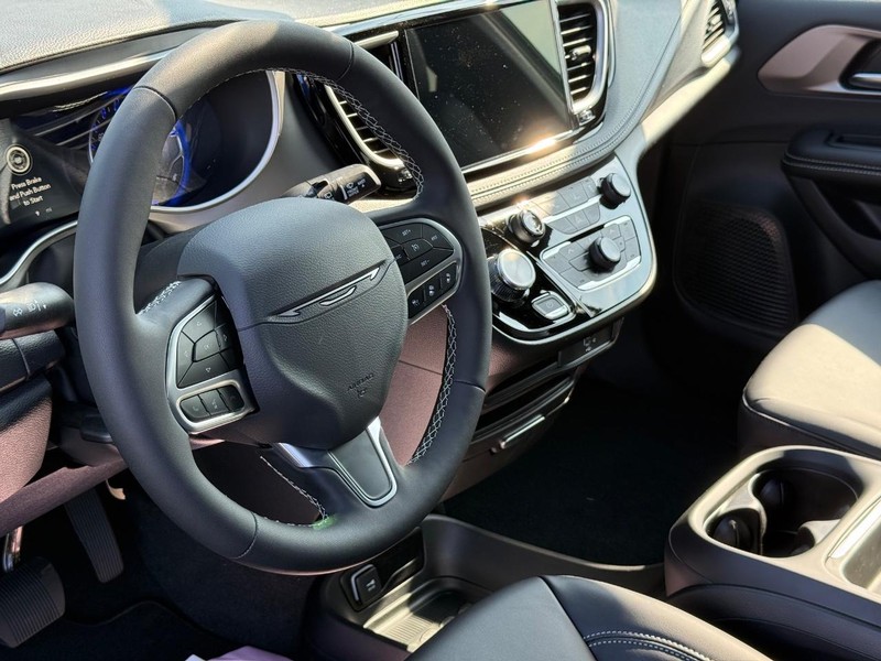 Chrysler Pacifica Vehicle Full-screen Gallery Image 20