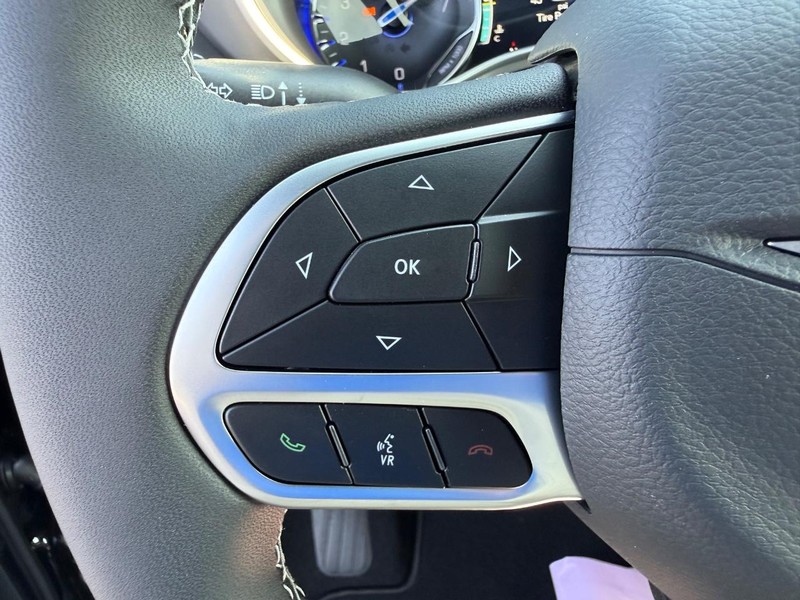 Chrysler Pacifica Vehicle Full-screen Gallery Image 21