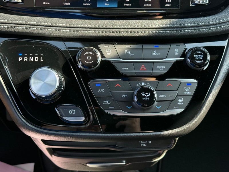 Chrysler Pacifica Vehicle Full-screen Gallery Image 26