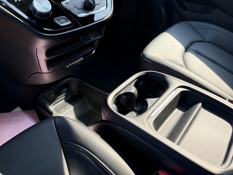 Chrysler Pacifica Vehicle Full-screen Gallery Image 27