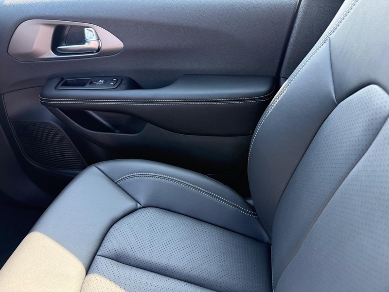 Chrysler Pacifica Vehicle Full-screen Gallery Image 28