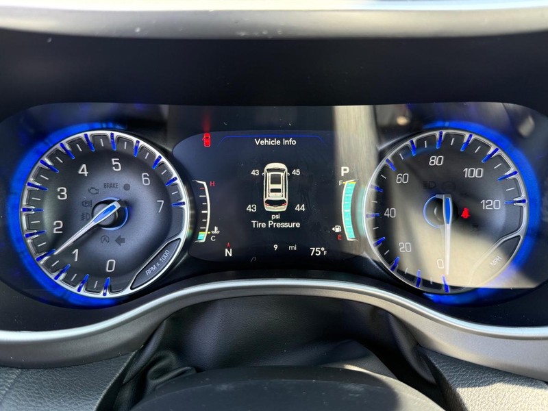 Chrysler Pacifica Vehicle Full-screen Gallery Image 29