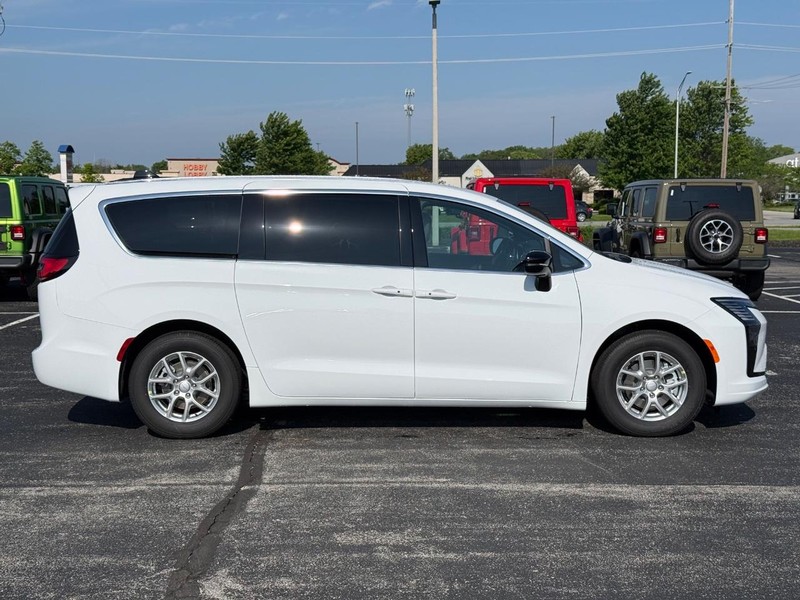 Chrysler Pacifica Vehicle Full-screen Gallery Image 2